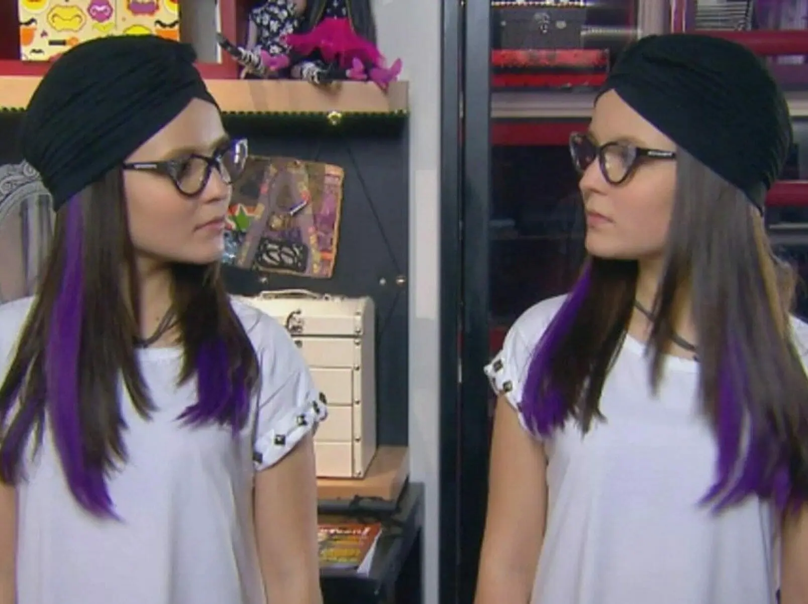 Isabela (Larissa Manoela) e Manuela (Larissa Manoela) em Cúmplices de um Resgate