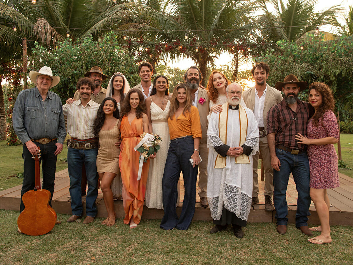 Casamentos marcam a última semana de Pantanal: Zefa (Paula Barbosa) e Tadeu (José Loreto), Filó (Dira Paes) e José Leôncio (Marcos Palmeira), e Irma (Camila Morgado) e José Lucas (Irandhir Santos); Sérgio Reis, Ingra Lyberato, Cristiana Oliveira, Guito, Isabel Teixeira, Juliano Cazarré