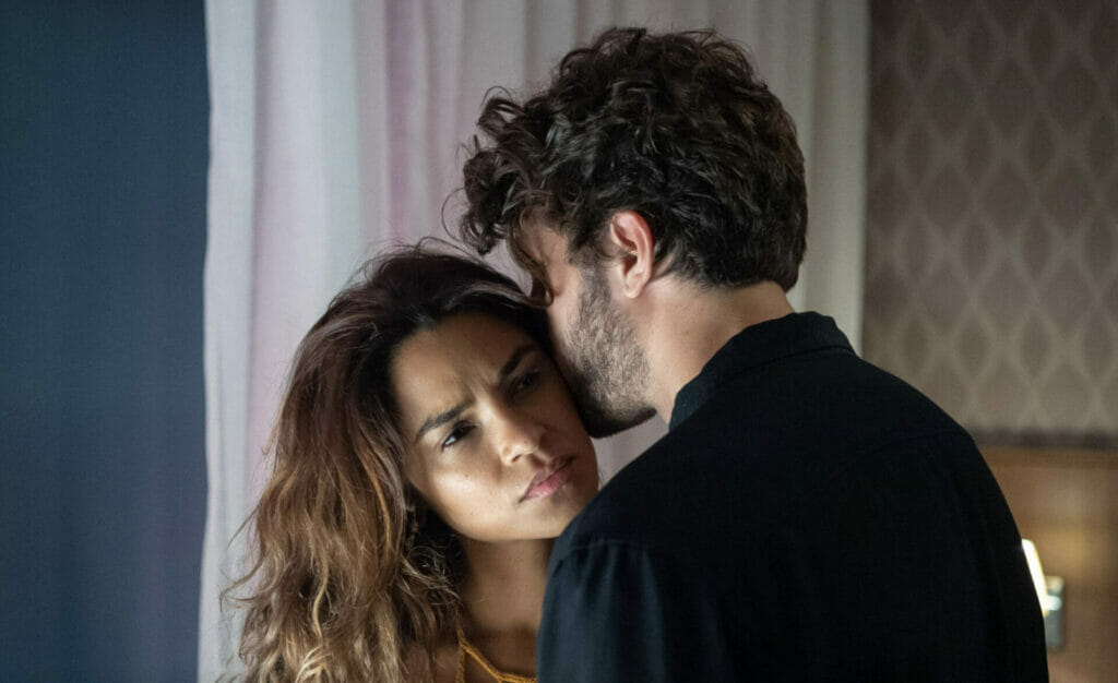 Brisa (Lucy Alves) e Ari (Chay Suede) em Travessia