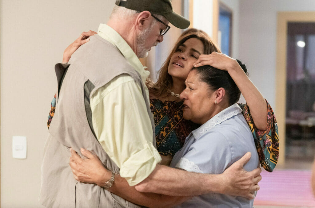 Dante (Marcos Caruso), Brisa (Lucy Alves) e Creusa (Luci Pereira) em Travessia