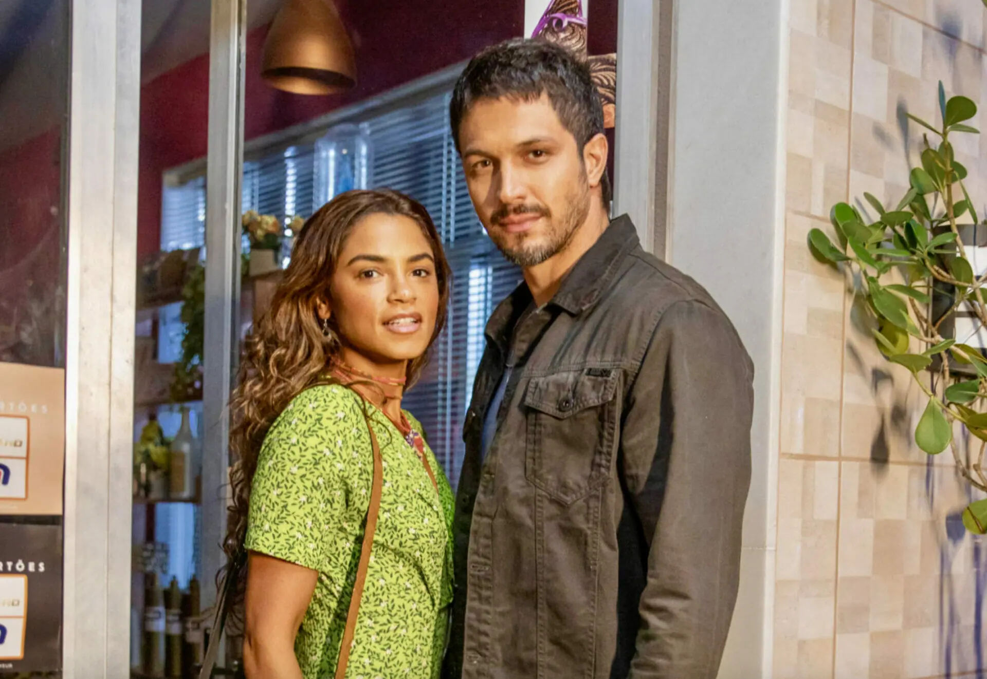 Brisa (Lucy Alves) e Oto (Romulo Estrela) em Travessia