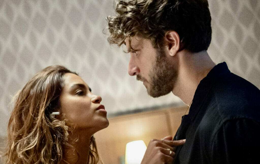 Brisa (Lucy Alves) e Ari (Chay Suede) em Travessia