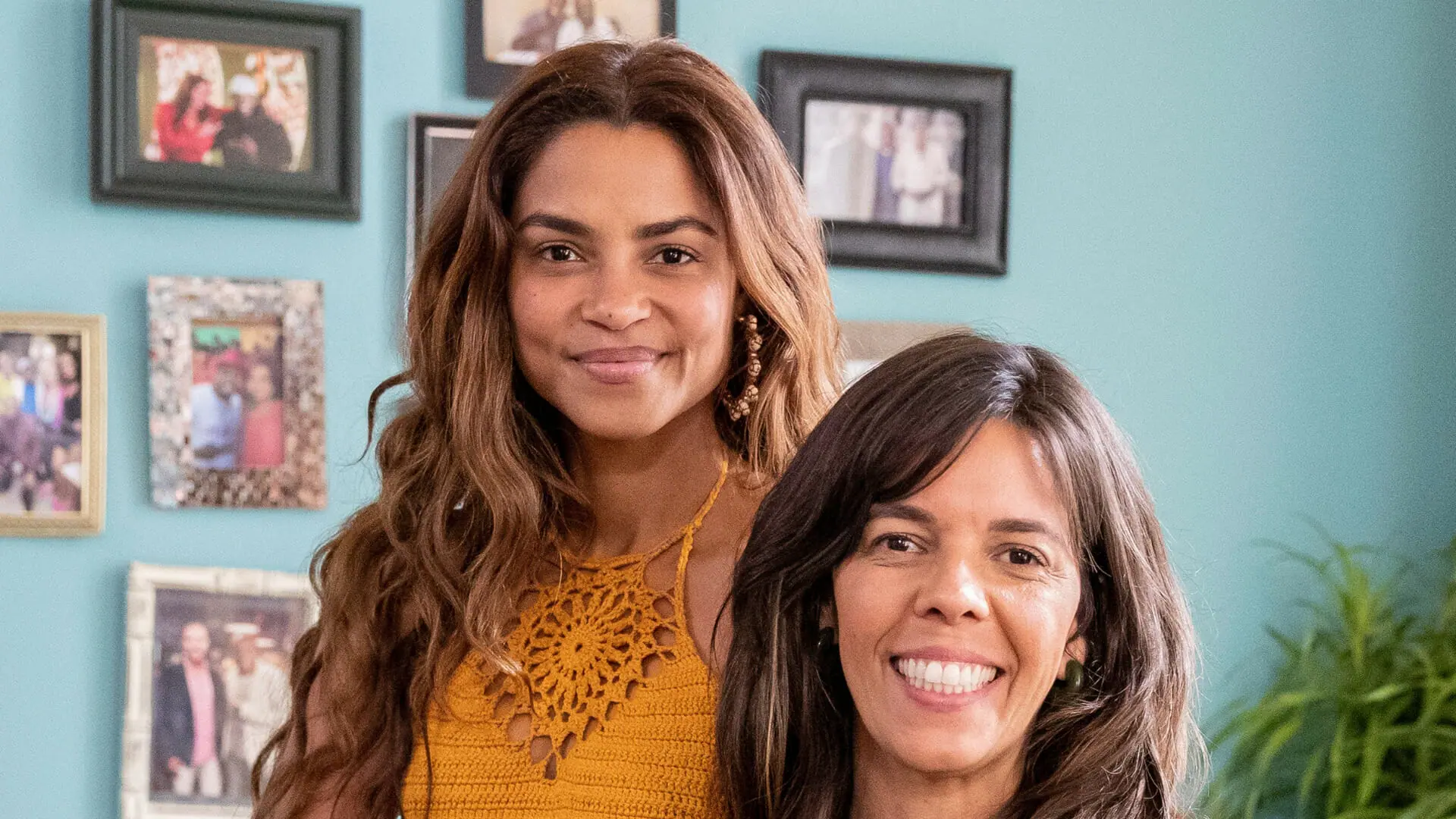 Brisa (Lucy Alves) e Marineide (Flavia Reis)