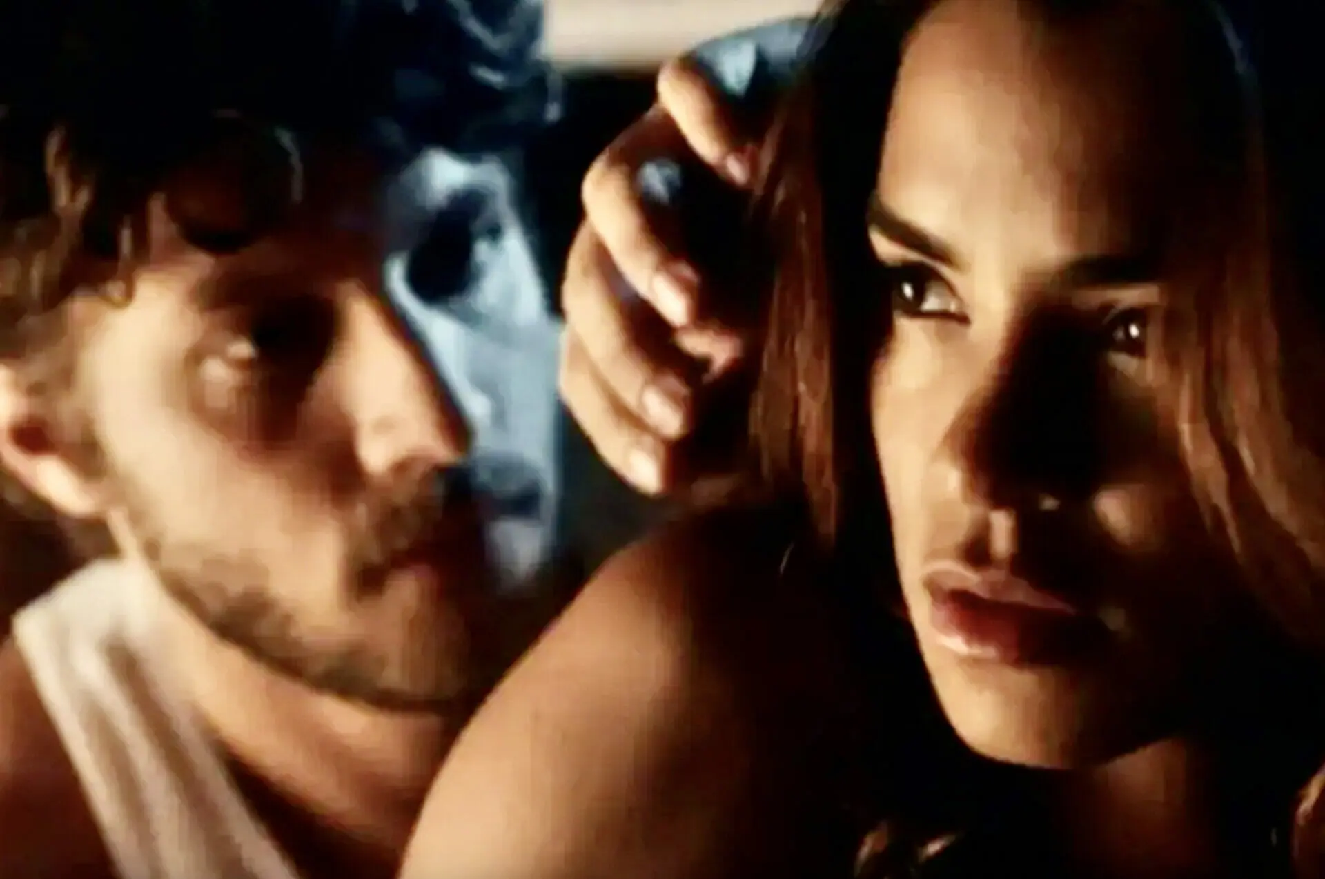 Brisa (Lucy Alves) e Ari (Chay Suede) em Travessia