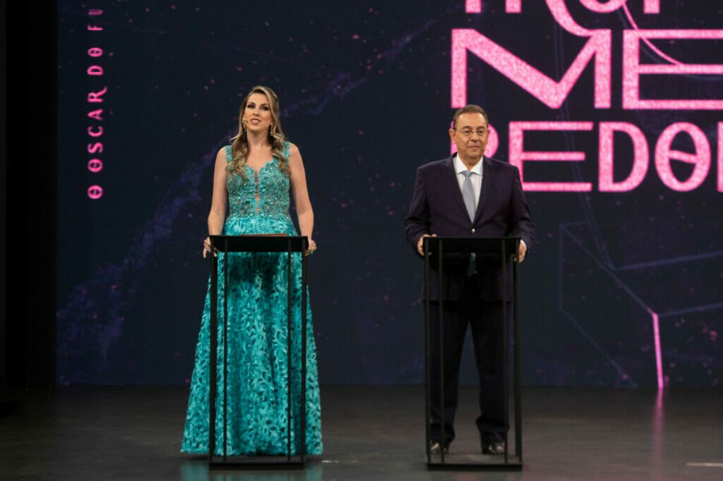 Michelle Gianella e Flavio Prado apresentam a 19ª edição do Troféu Mesa Redonda