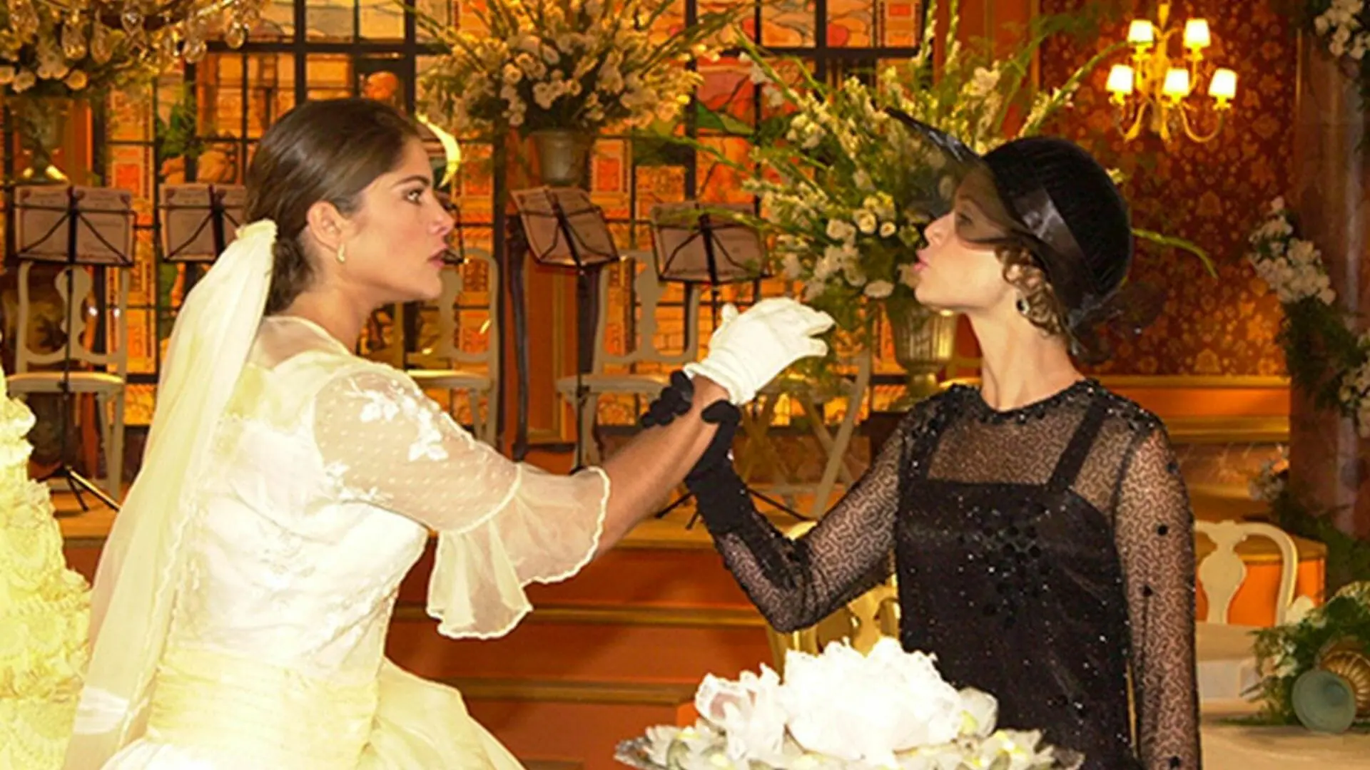 Olga (Priscila Fantin) e Ana Francisca (Mariana Ximenes) em Chocolate com Pimenta