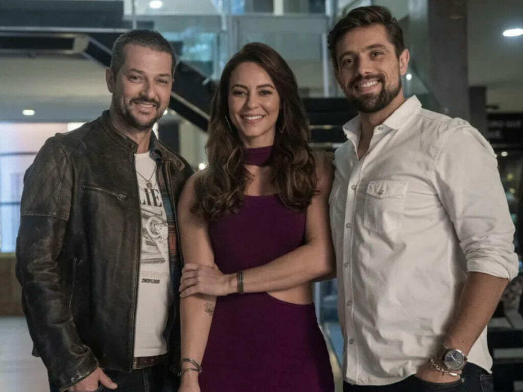 Rafael Cardoso ao lado de Paolla Oliveira e Marcelo Serrado