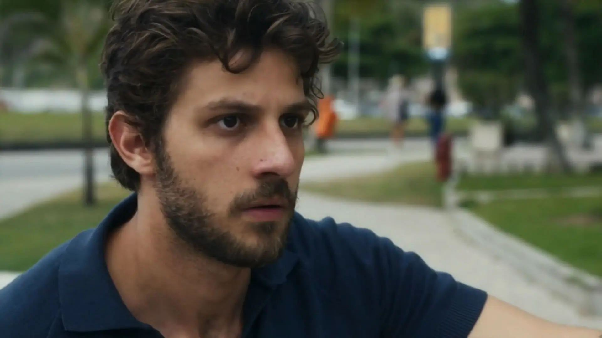 Ari (Chay Suede) em Travessia
