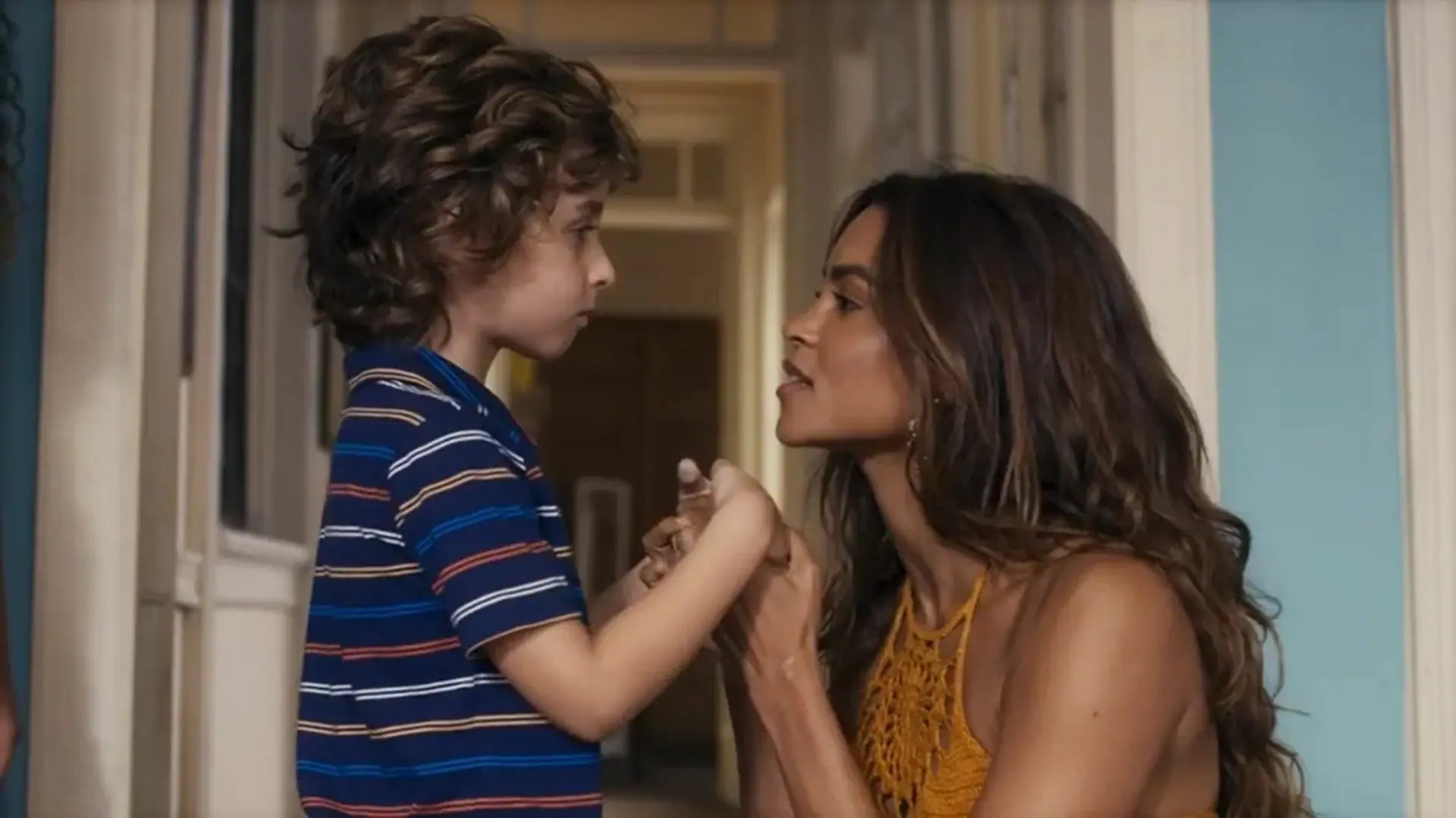 Tonho (Vicente Alvite) e Brisa (Lucy Alves) em Travessia