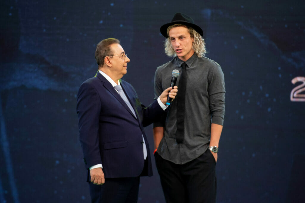 Flávio Prado recebe David Luiz no Troféu Mesa Redonda