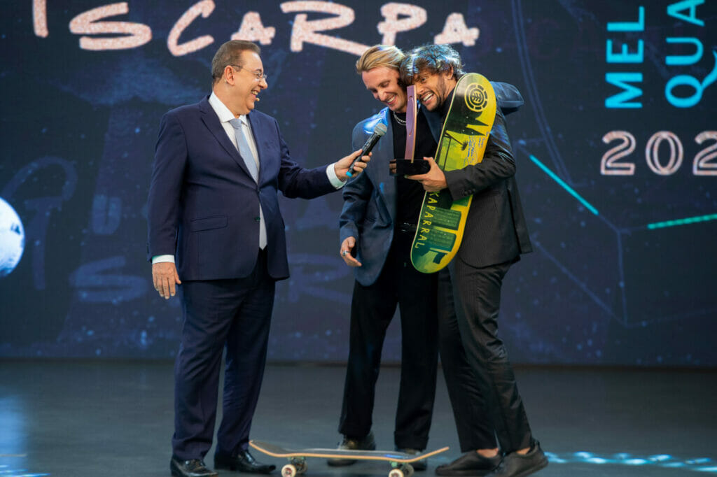 Skatista Lucas Xaparral entrega Troféu Mesa Redonda a Gustavo Scarpa
