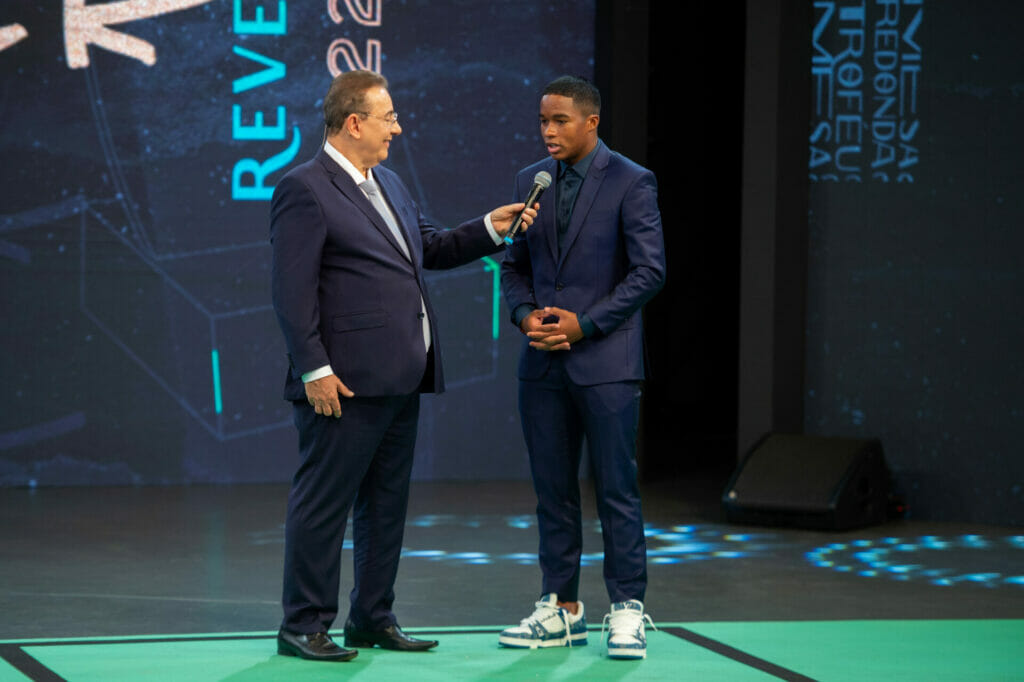 Flávio Prado recebe Endrick no Troféu Mesa Redonda