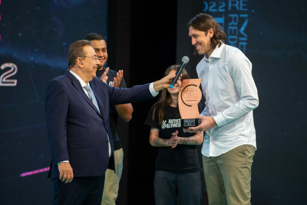 Flávio Prado recebe Cassio no Troféu Mesa Redonda