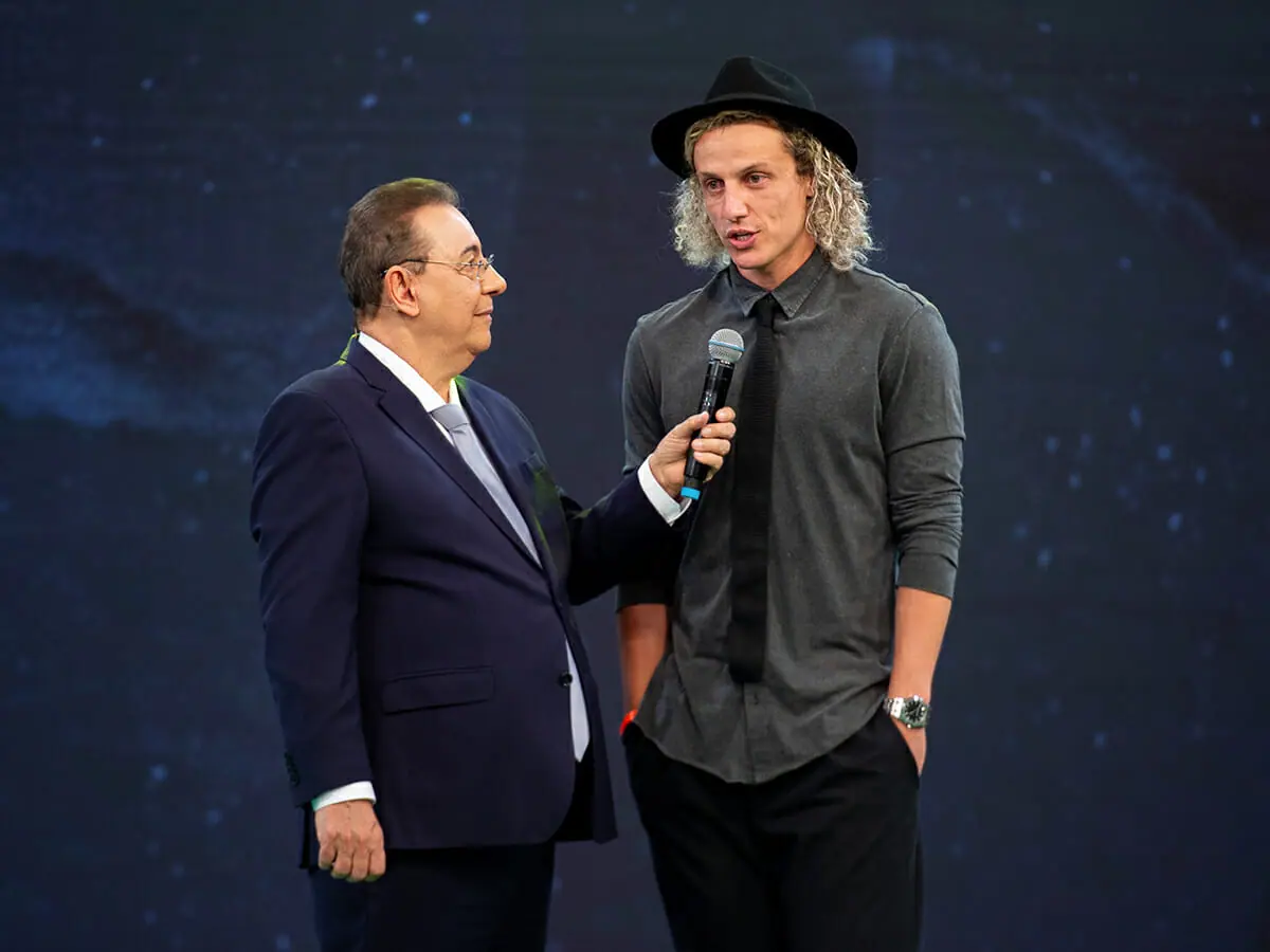 Flávio Prado recebe David Luiz no Troféu Mesa Redonda