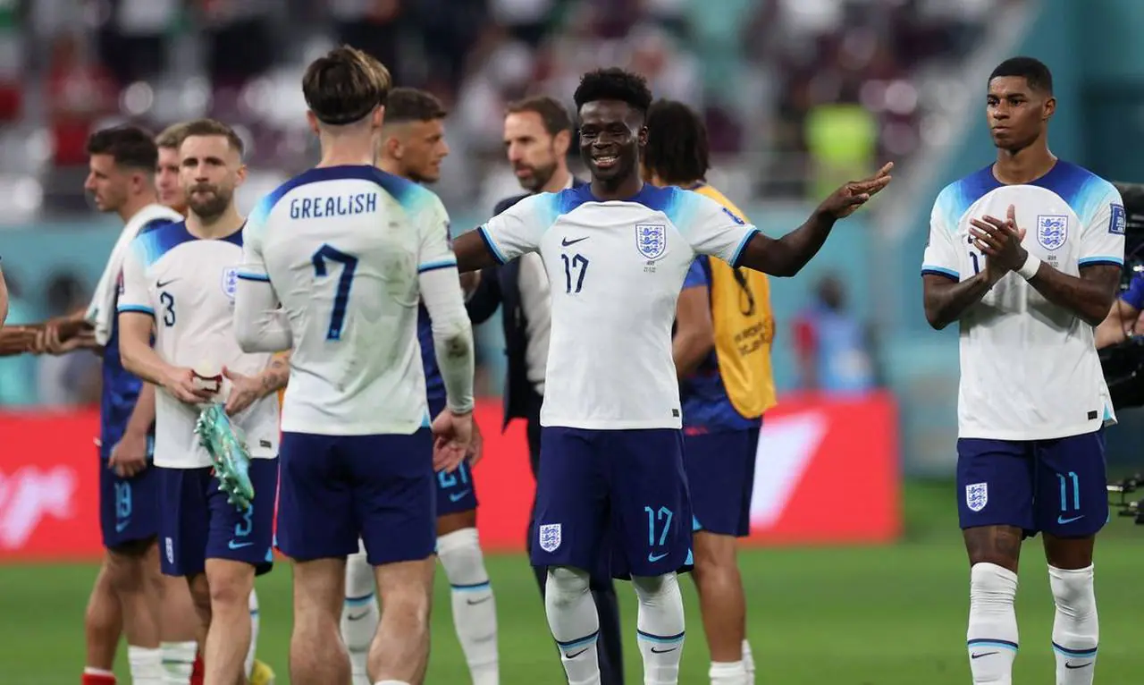 Seleções da Inglaterra e do Irã em campo