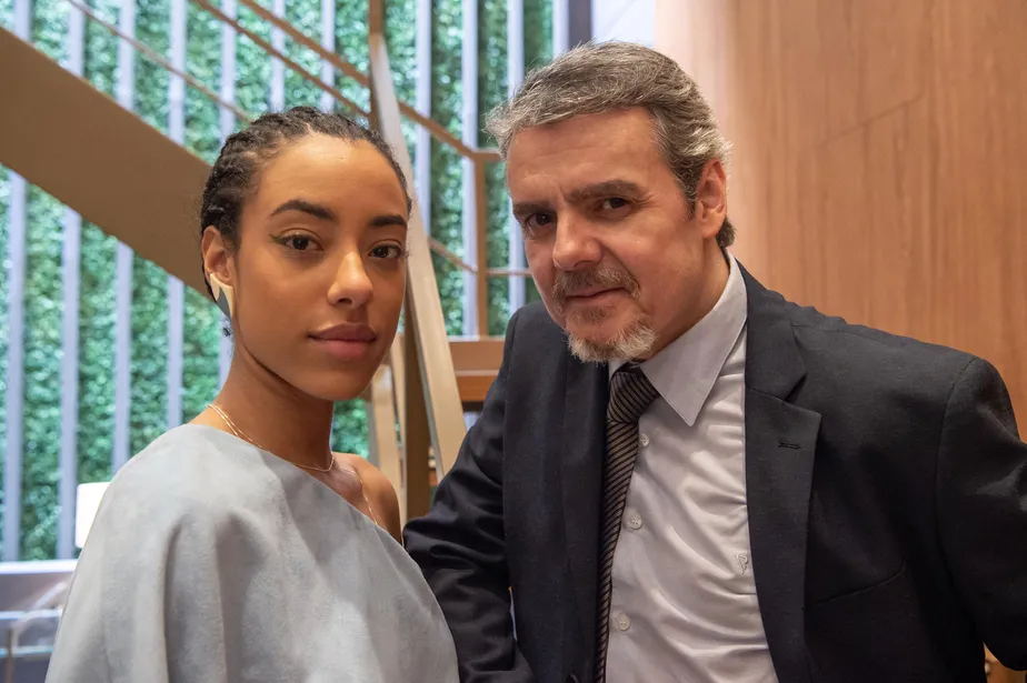 Joy (Yara Charry) e Luís Felipe (Cássio Gabus Mendes) em Todas as Flores