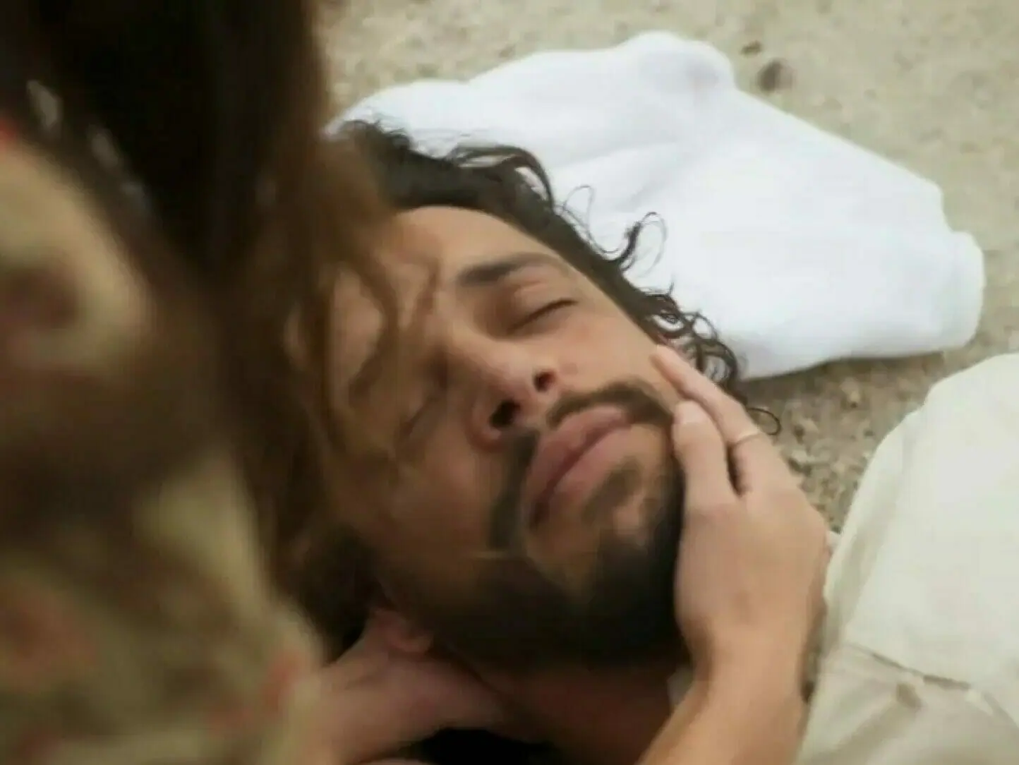 Labibe (Thereza Fonseca) diante de Maruan (Pedro Lamin) em Mar do Sertão