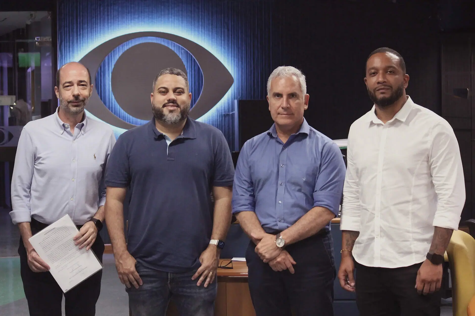 André Marini e Wallace Palhares posam ao lado de Claudio Giordani (diretor geral da Band Rio) e Pedro Silva (diretor comercial da Liga RJ)