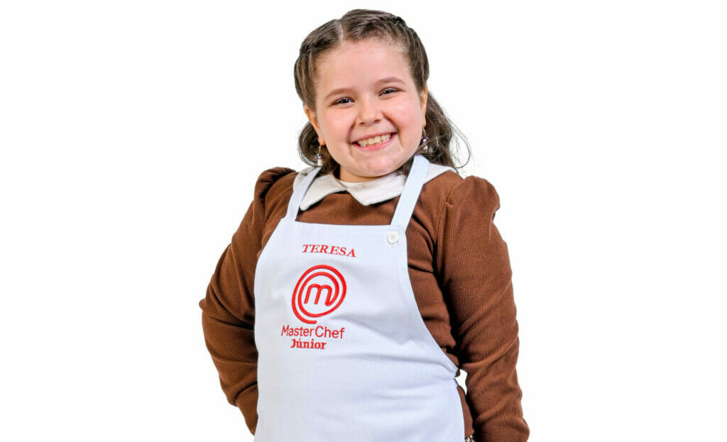 Teresa, 9 anos: vai agitar o MasterChef Júnior com muitas travessuras. Artista na escola e arteira na cozinha, quer surpreender os chefs com seus pratos decorados e coloridos, explorando todo o seu lado criativo. Adora brincar e promete dar muitas risadas com seus novos amigos cozinheiros. Sempre com seu porquinho da sorte no bolso, quer levar o troféu para casa e dar orgulho para sua família.