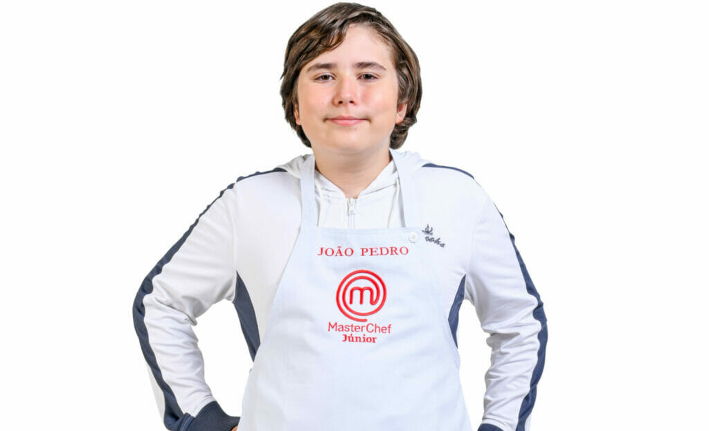 João Pedro, 13 anos: é um menino que gosta de alegrar as pessoas com seus temperos. De família italiana, sabe bem como abrir uma boa massa fresca e encher a barriga da família e dos amigos com comida boa. Sempre focado e dedicado, chega com seu repertório variado para se divertir e mostrar que criança também manja da arte de pilotar um fogão.