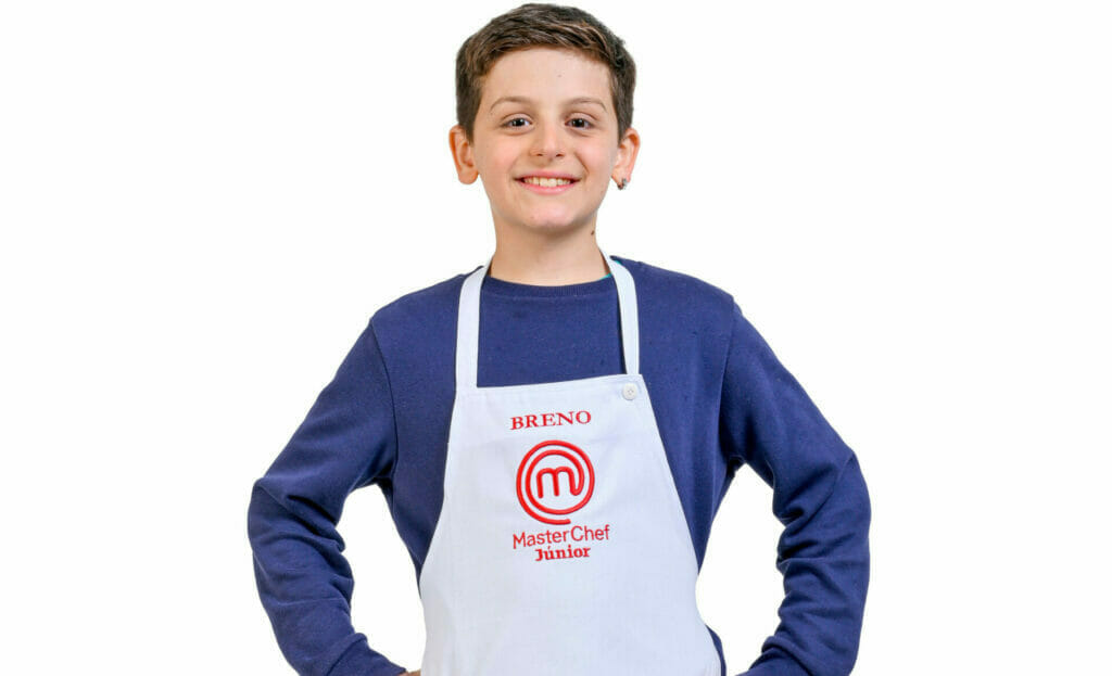 Breno, 10 anos: cheio de energia, é pura correria e falação. Muito estiloso, ele está sempre pronto para bater papo, pular e brincar, inclusive com os utensílios de cozinha. Se divide entre a gastronomia e o futebol. Autêntico são-paulino, não perde um jogo do time do coração. Ele diz que sabe jogar em equipe, mas o que quer mesmo é ser o competidor que vai levantar a taça do MasterChef Júnior.