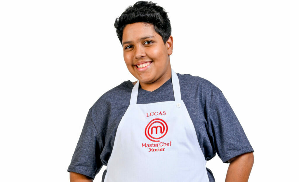 Lucas, 13 anos: é um menino tranquilo e muito fofo. Apaixonou-se pela cozinha graças à sua avó, que lhe ensinou muitas receitas tradicionais. Confiante, considera-se pronto para ganhar o MasterChef Júnior e levar o sonhado troféu para casa. Seu ponto forte é a confeitaria e a única coisa que gosta mais do que preparar doces é o seu time de coração, Palmeiras.