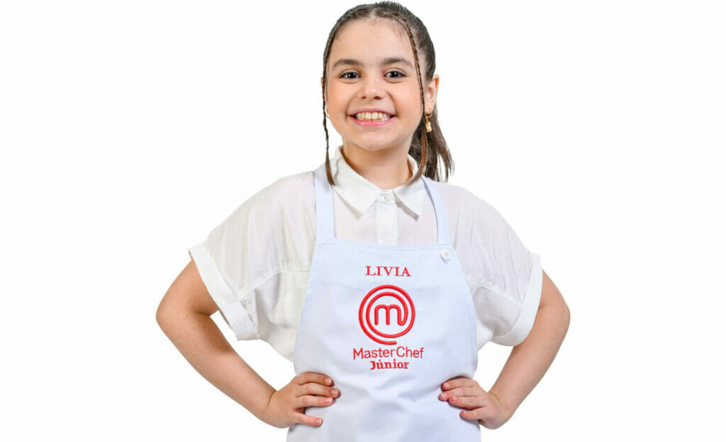 Livia, 10 anos: é atriz e, além do talento nos palcos e na televisão (onde atuou em A Pracinha, no SBT), arrasa ao comandar as panelas. Comunicativa e antenada, tem muita facilidade em fazer amigos e montar looks cheios de estilo. O que ela mais quer é se divertir na cozinha do MasterChef Júnior e conquistar o paladar do trio de jurados.