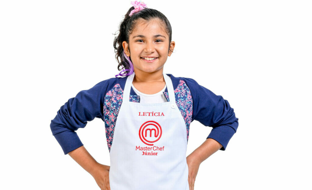 Letícia, 9 anos: foi o pai pizzaiolo que a fez se apaixonar pela cozinha. Formiguinha, nunca deixa de lado uma boa sobremesa, sua especialidade. É expressiva e muito vaidosa, e sempre está com um lindo laço nos cabelos. Quando crescer, quer se tornar uma grande chef de cozinha e orgulhar Pernambuco, sua terra natal.