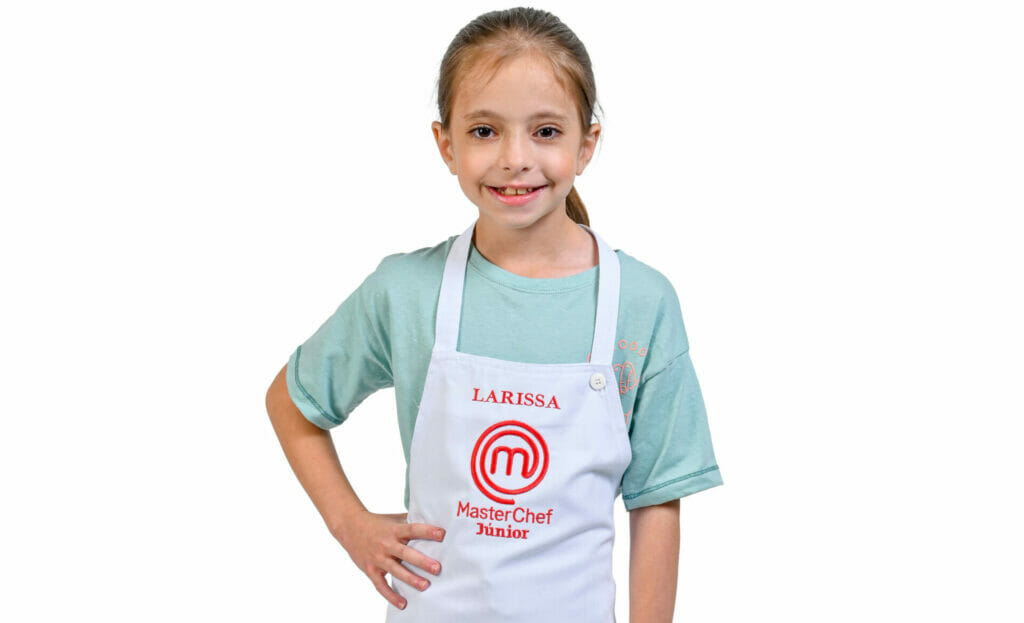 Larissa, 10 anos: chega ao MasterChef Júnior para mostrar que tamanho não importa para quem sonha alto. Seu jeitinho meigo arranca suspiros por onde passa. Muito inteligente, ela já disputou olimpíadas de matemática e ama cubos mágicos: seu recorde é de 32 segundos. É com esse foco que a participante promete crescer na competição e levar o troféu para casa.