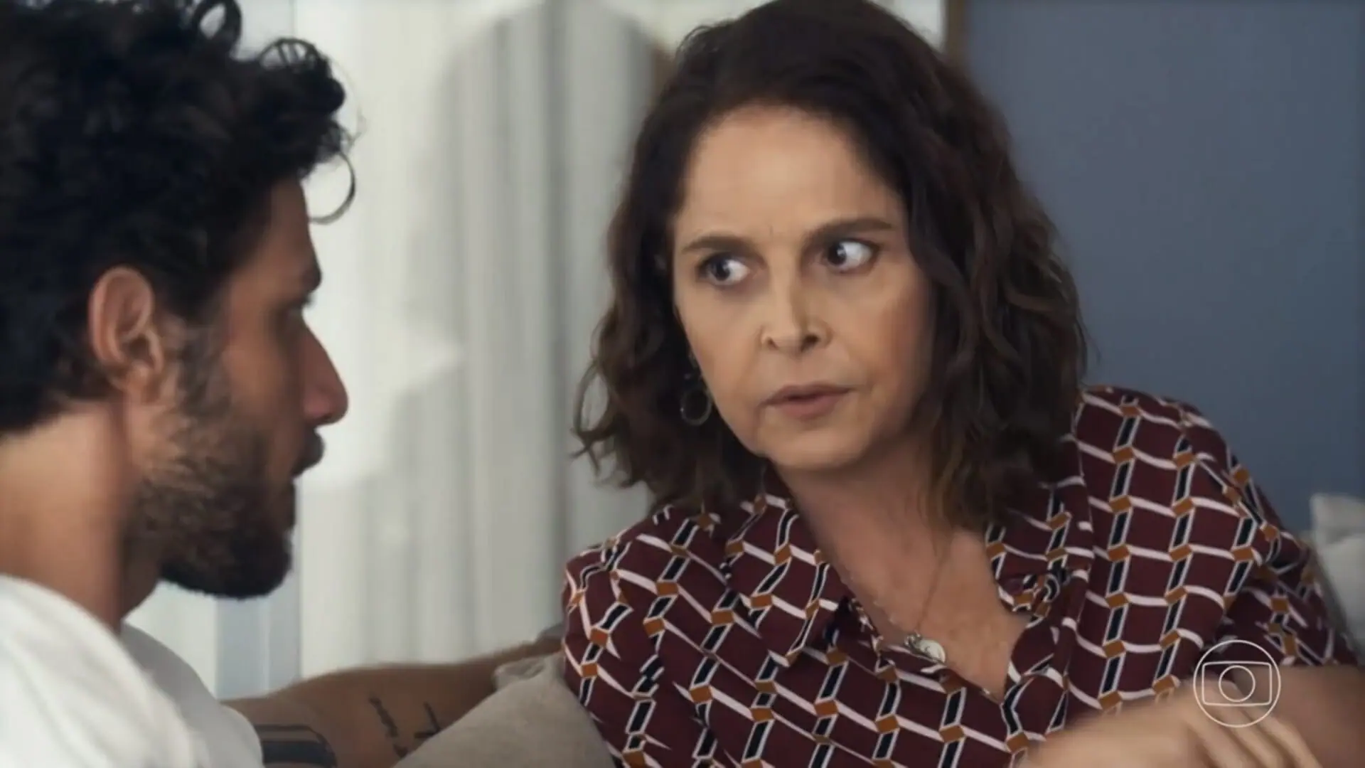 Ari (Chay Suede) e Núbia (Drica Moraes) de Travessia