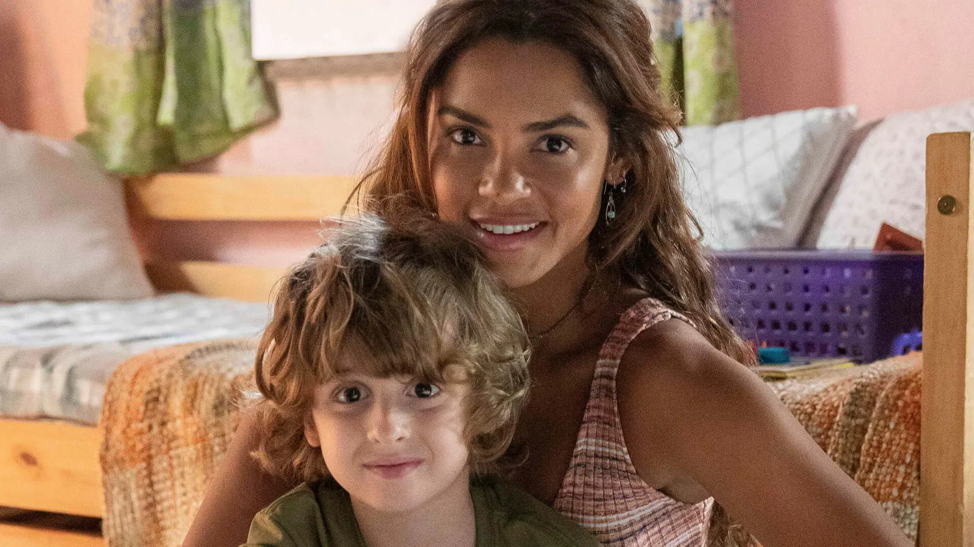 Brisa (Lucy Alves) e Tonho (Vicente Alvite) em Travessia