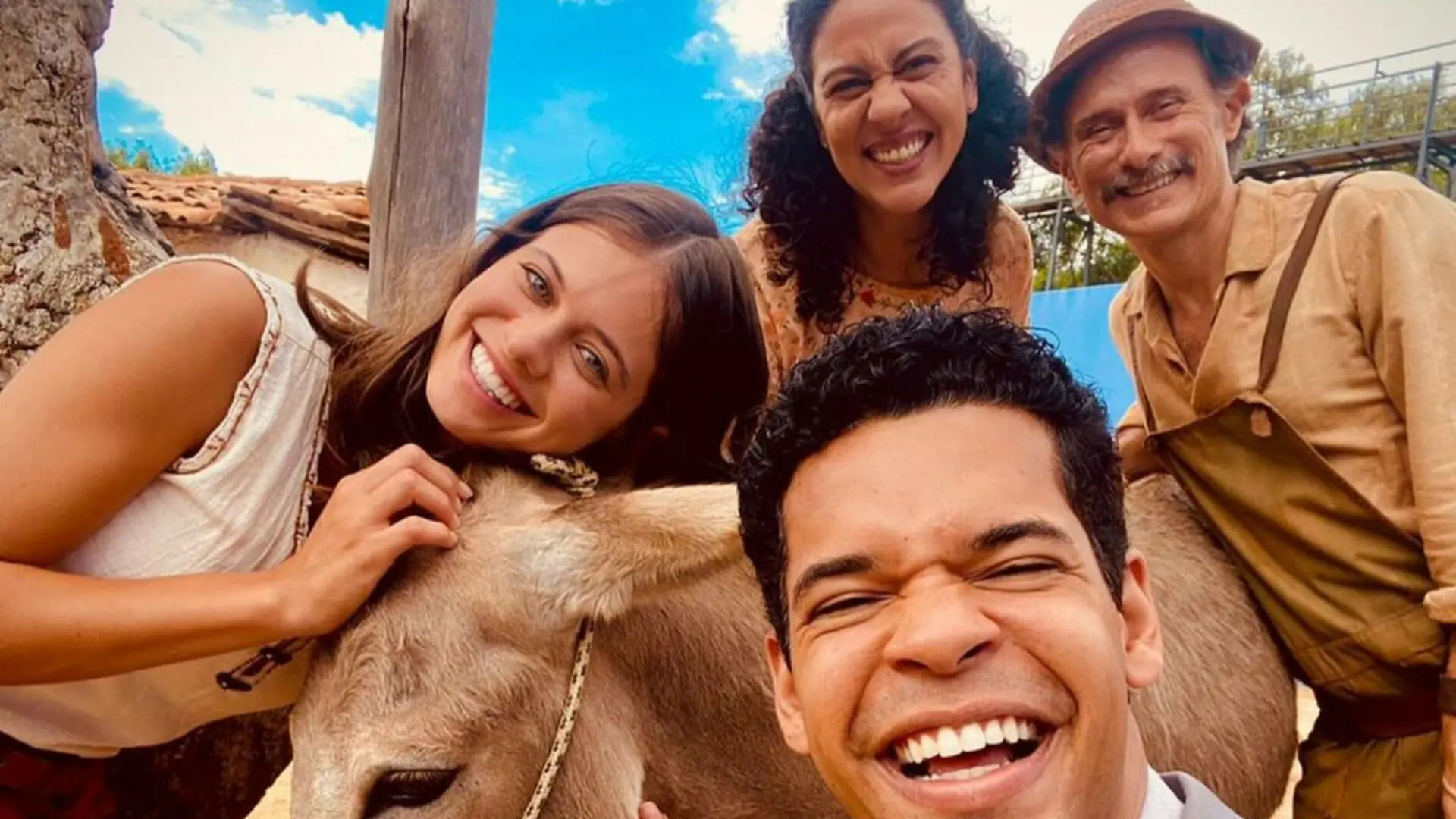 Timbó (Enrique Diaz) e sua família em Mar do Sertão
