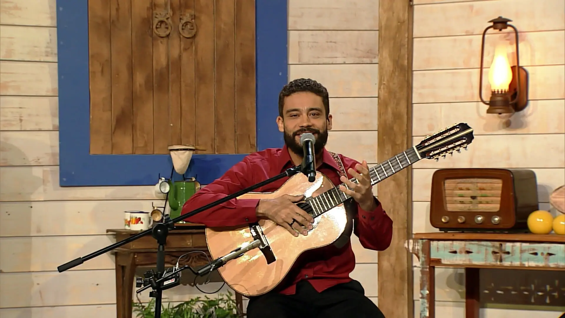 Padre Paulinho comanda o programa Luar do Sertão na TV Aparecida