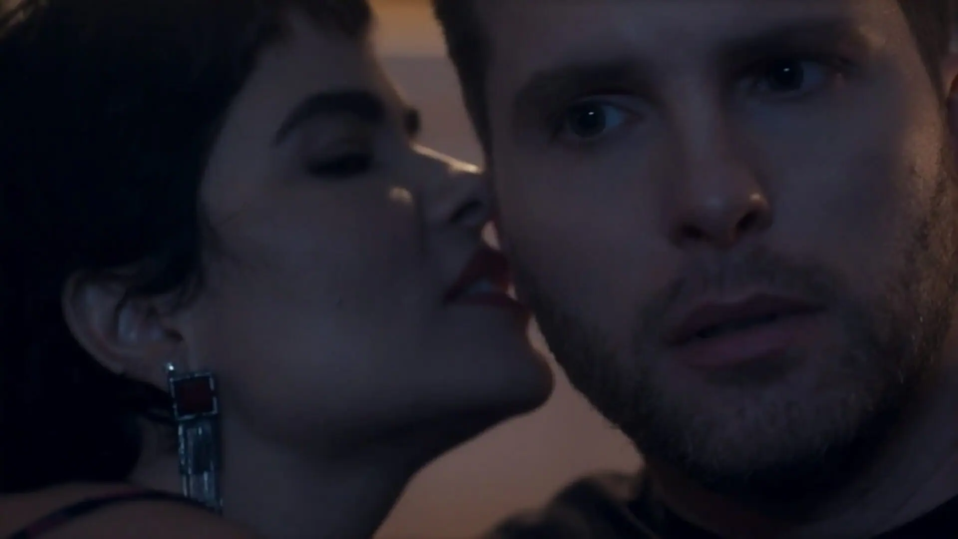 Leonor (Vanessa Giácomo) e Caíque (Thiago Fragoso) de Travessia