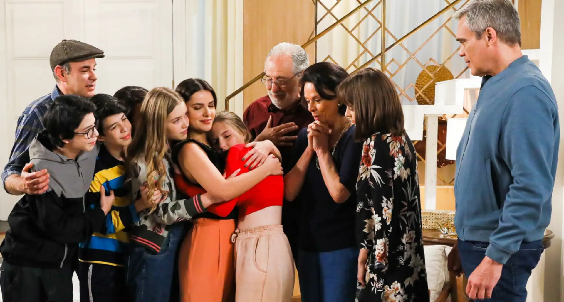 Poliana (Sophia Valverde) é recebida com alívio pela família
