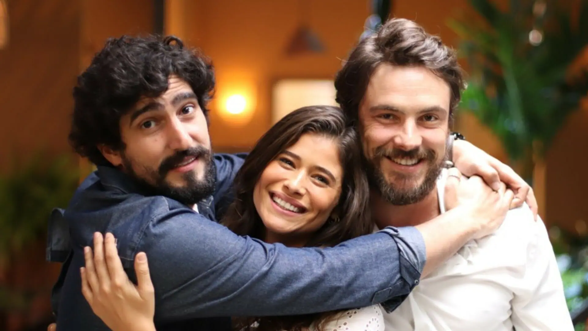 Tertulinho (Renato Góes), Candoca (Isadora Cruz) e José (Sérgio Guizé) em Mar do Sertão