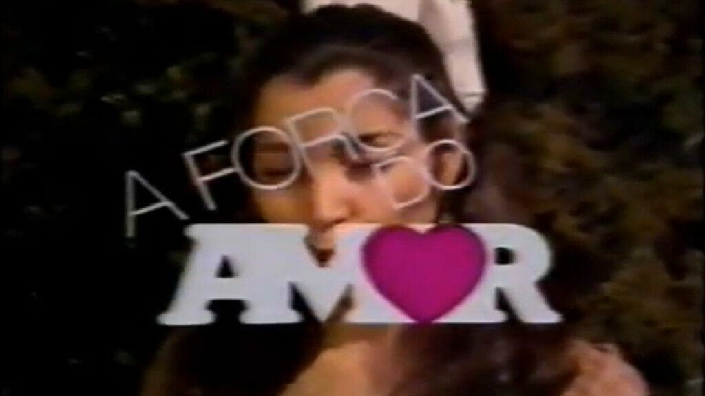 Logotipo da novela A Força do Amor, de 1982, com Hilda (Angelina Muniz) ao fundo