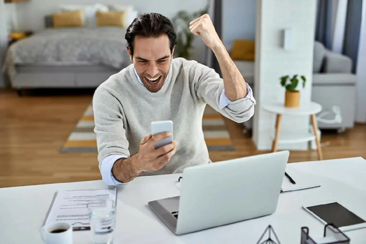 Empresário comemora boas notícias no celular