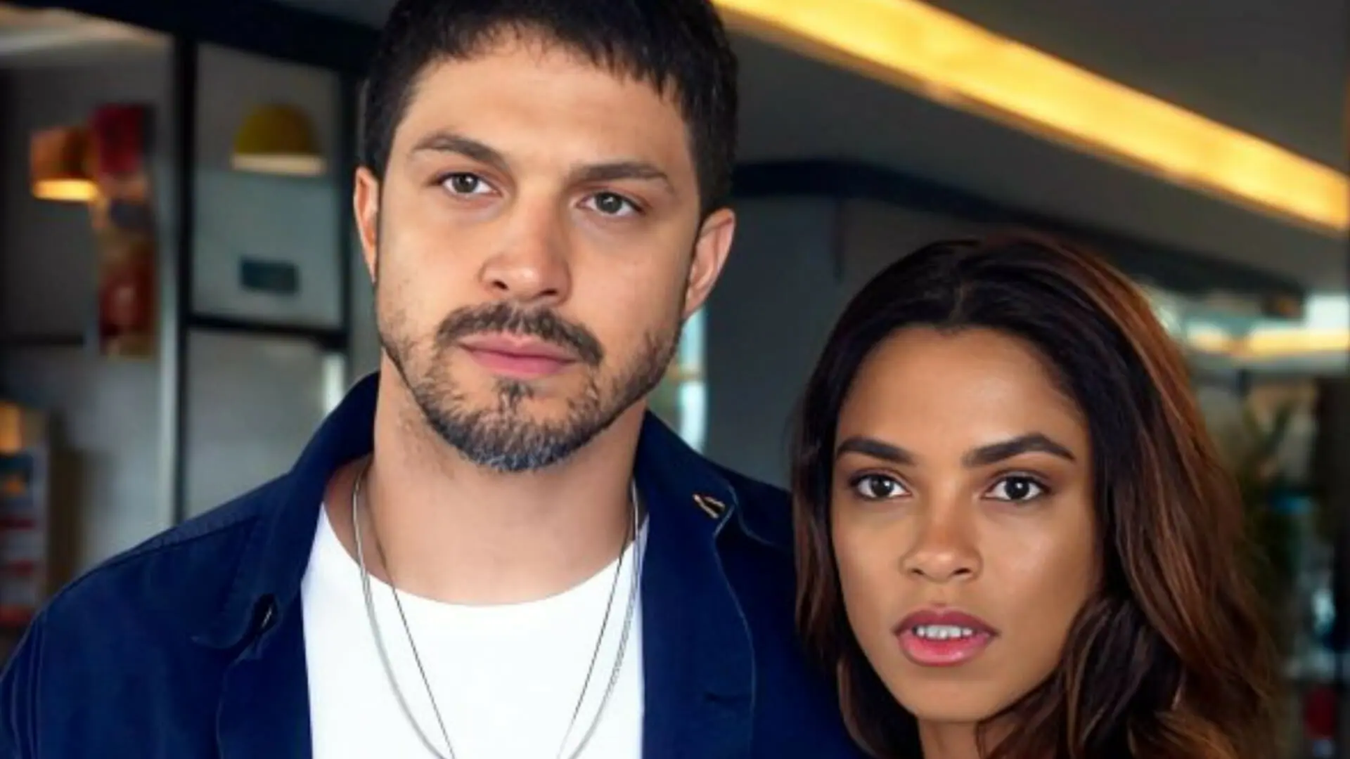 Brisa (Lucy Alves) e Oto (Rômulo Estrela) em Travessia