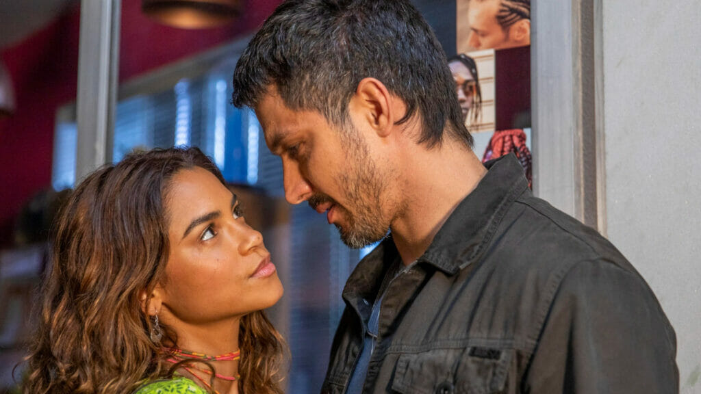 Brisa (Lucy Alves) e Oto (Rômulo Estrela) em Travessia