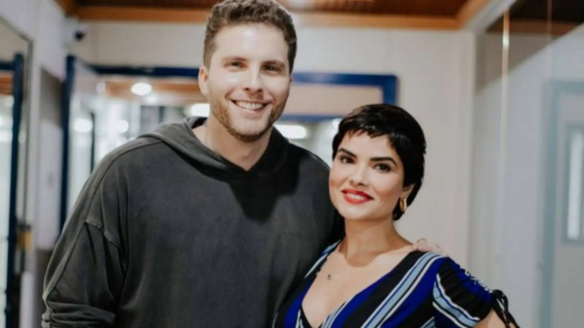 Caíque (Thiago Fragoso) e Leonor (Vanessa Giácomo) em Travessia