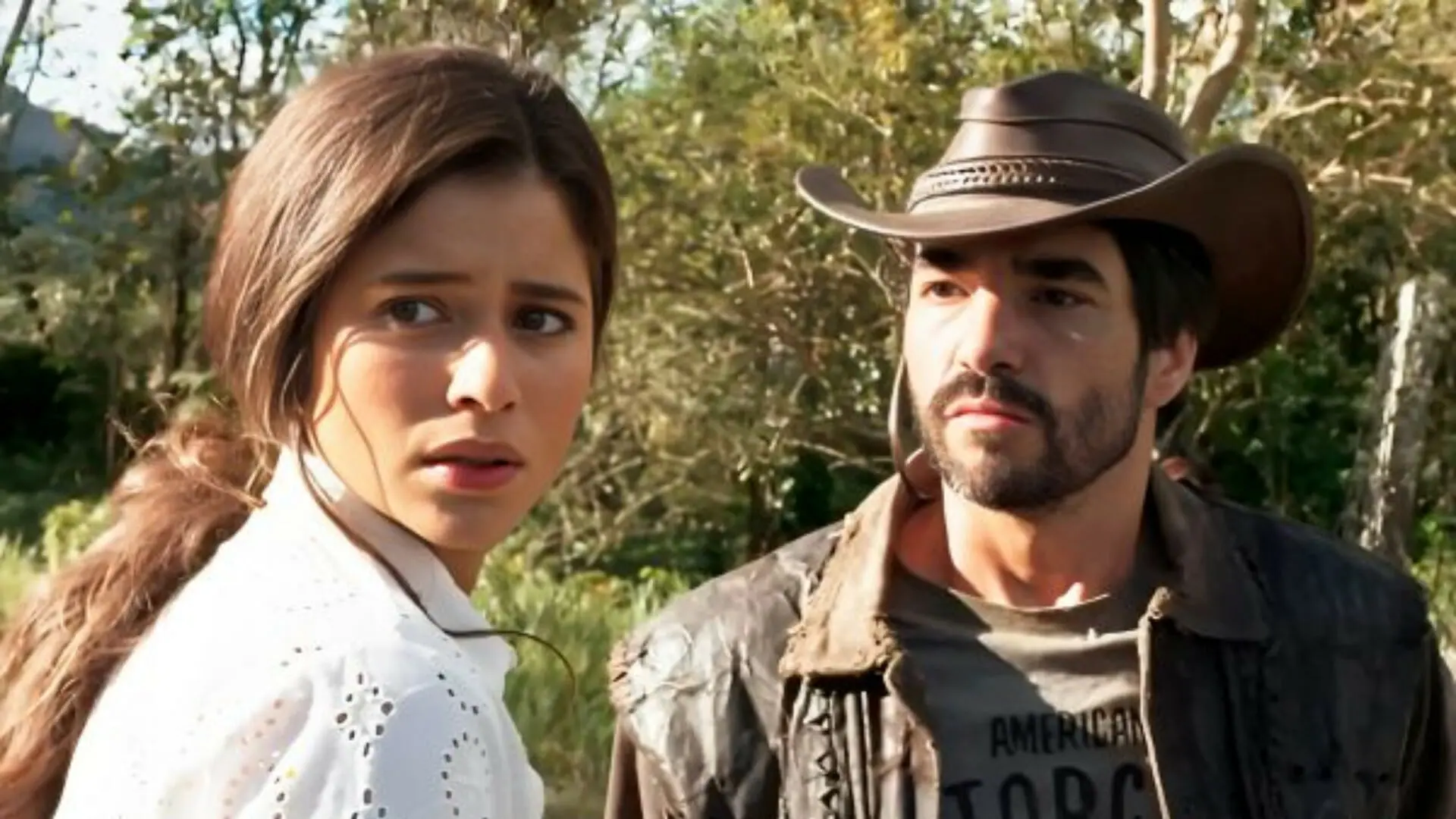Candoca (Isadora Cruz) e Pajeú (Caio Blat) em Mar do Sertão