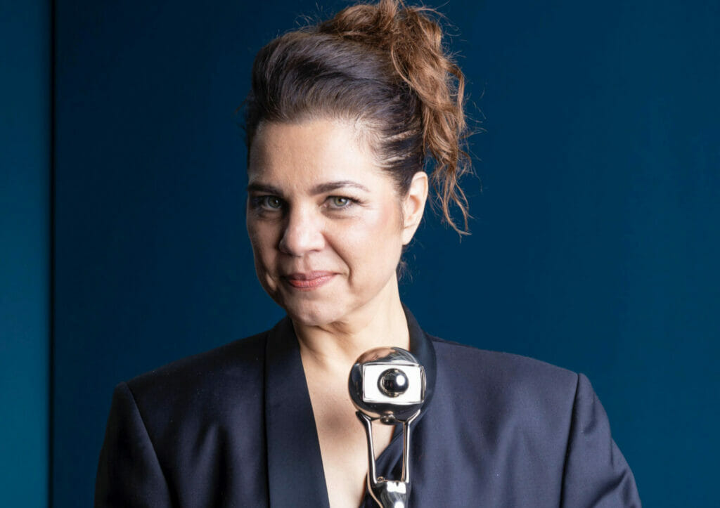 Isabel Teixeira renova contrato com a TV Globo