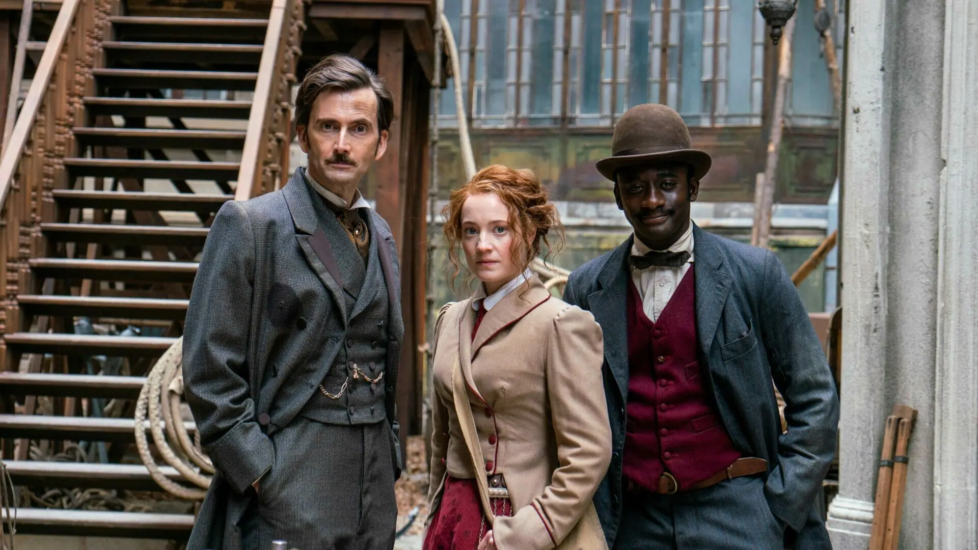 David Tennant, Leonie Benesch e Ibrahim Koma em A Volta ao Mundo em 80 Dias
