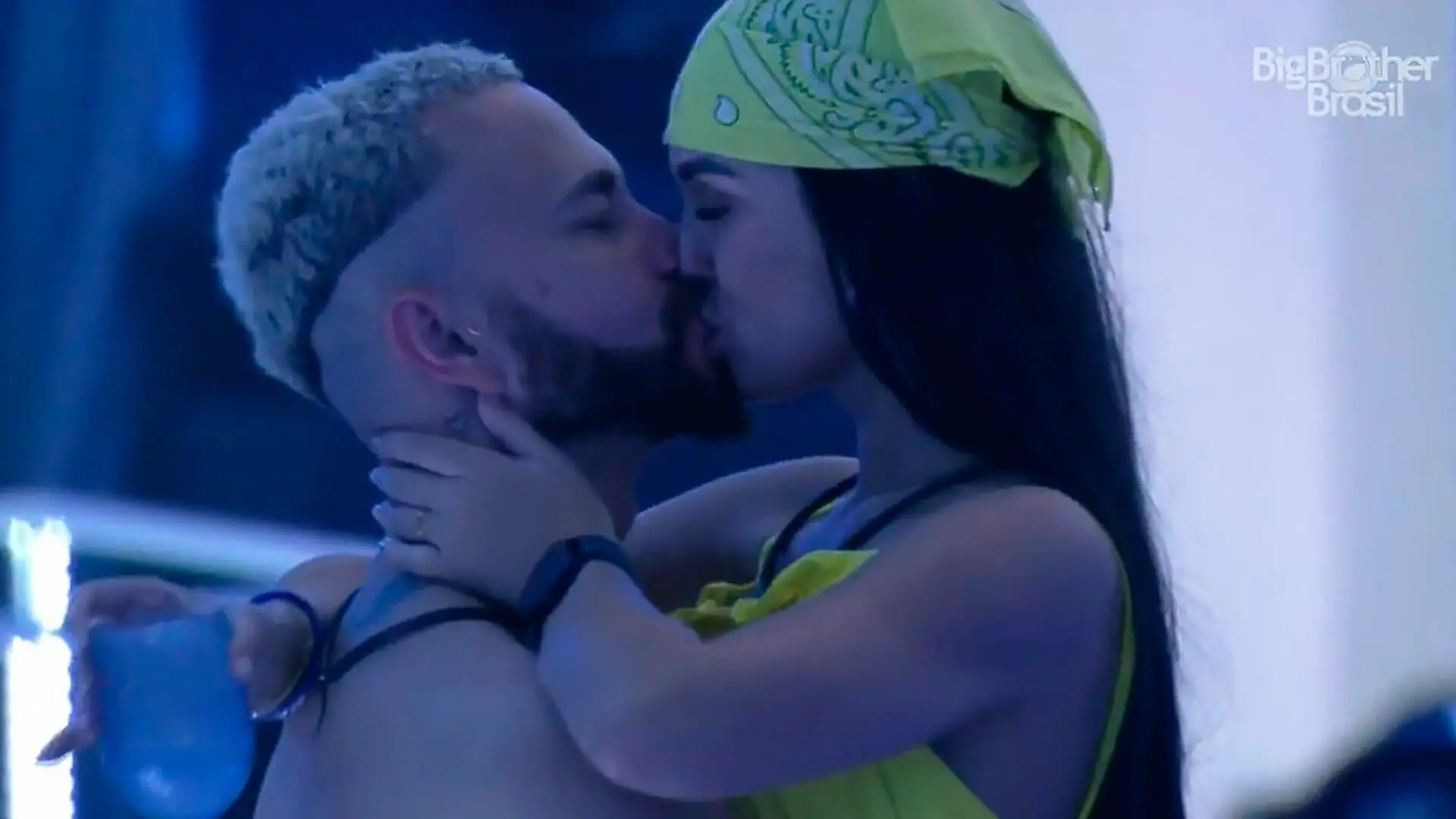 Fred e Larissa se beijam no BBB
