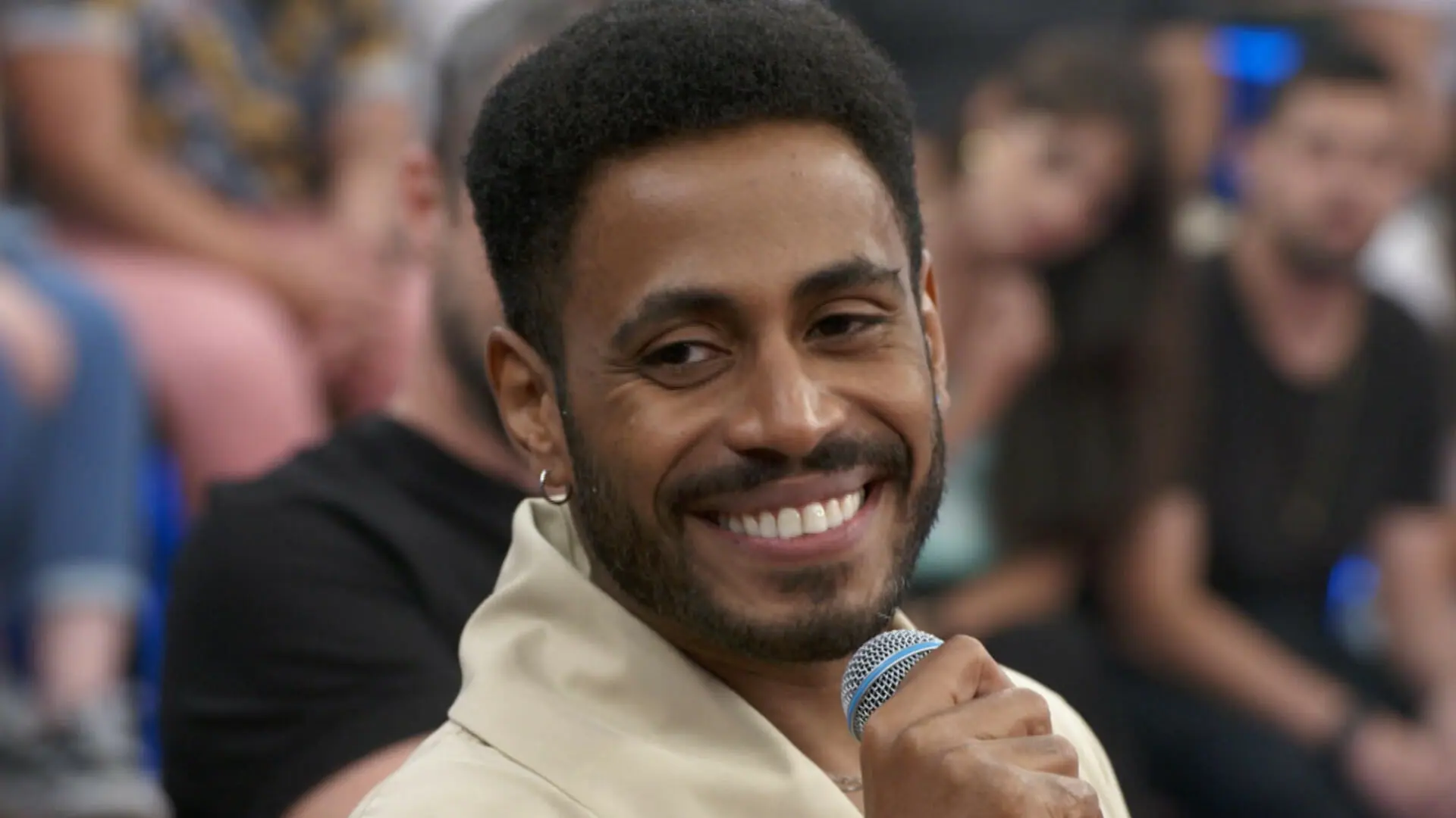 O ator Ícaro Silva