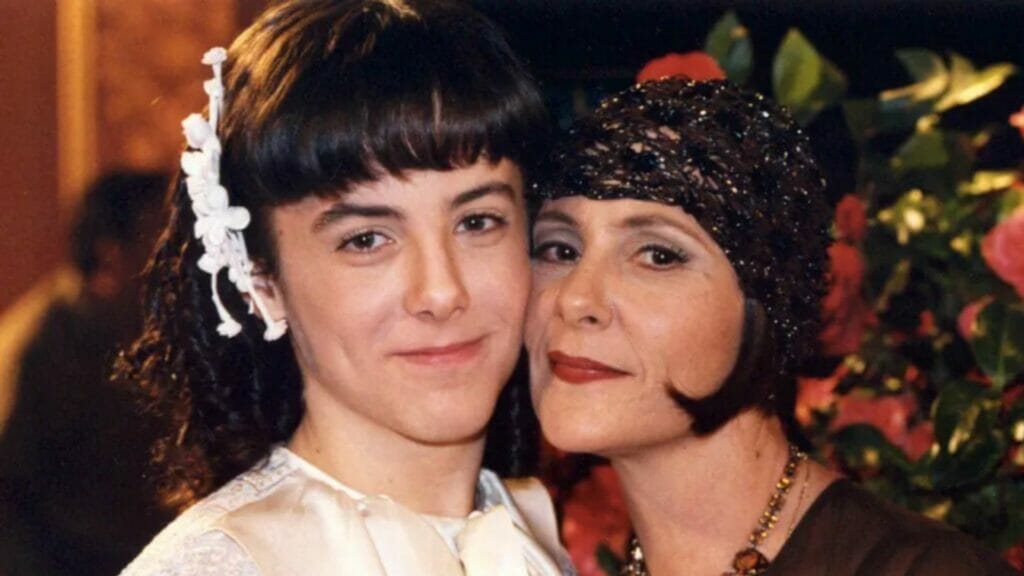 Kayky Brito e Elizabeth Savala como Bernadete e Jezebel em Chocolate com Pimenta
