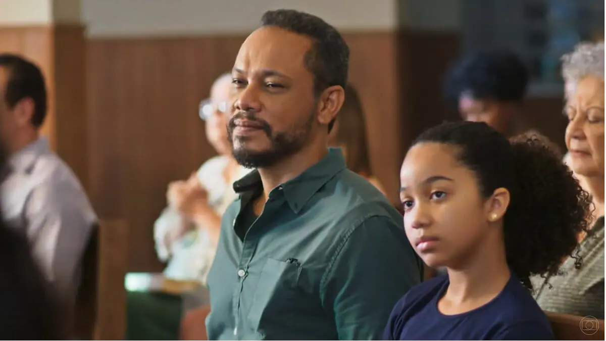Carlão (Che Moais) e a filha Duda (Manu Estevão) em Vai na Fé