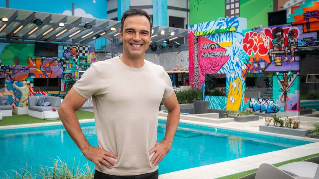 O apresentador Tadeu Schmidt na área externa da casa do BBB 23