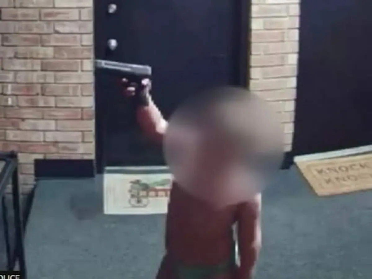 criança aparece ao vivo brincando com arma